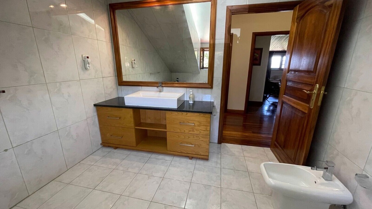 Photo of Bathroom in Portela