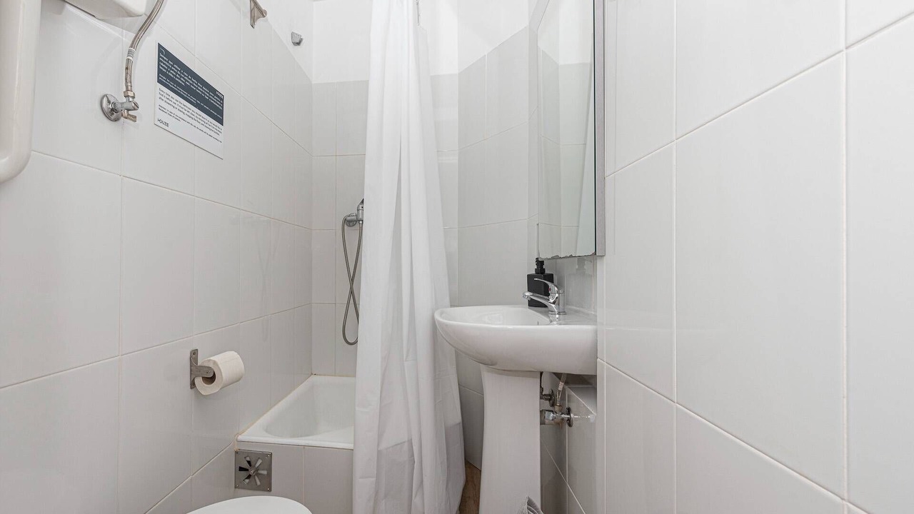 Photo of Bathroom in Campolide