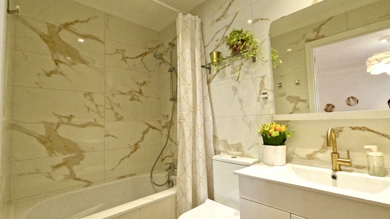 Photo of Bathroom in Carcavelos