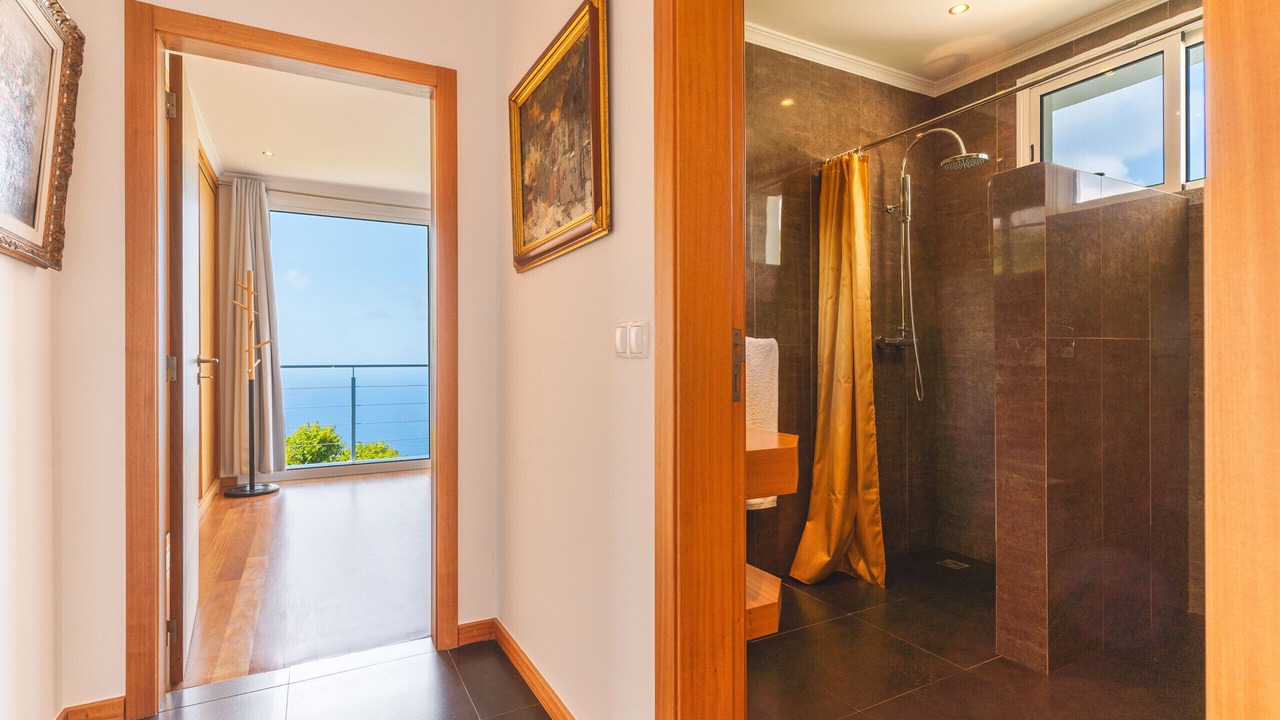 Photo of Bathroom in Calheta