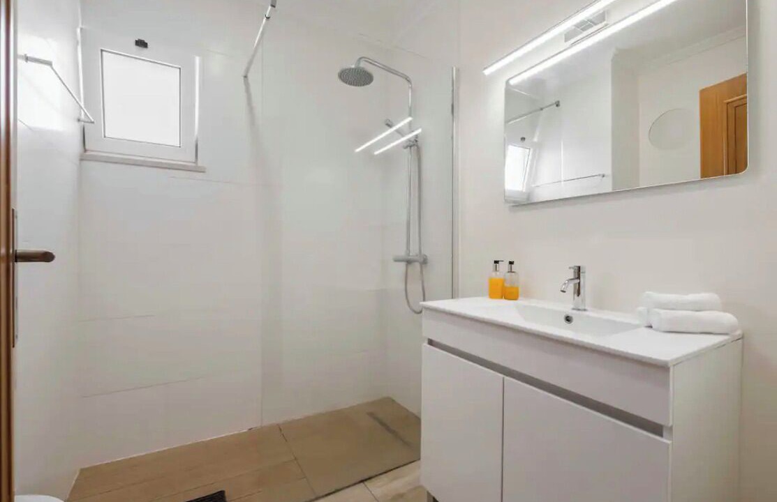 Photo of Bathroom in Canico