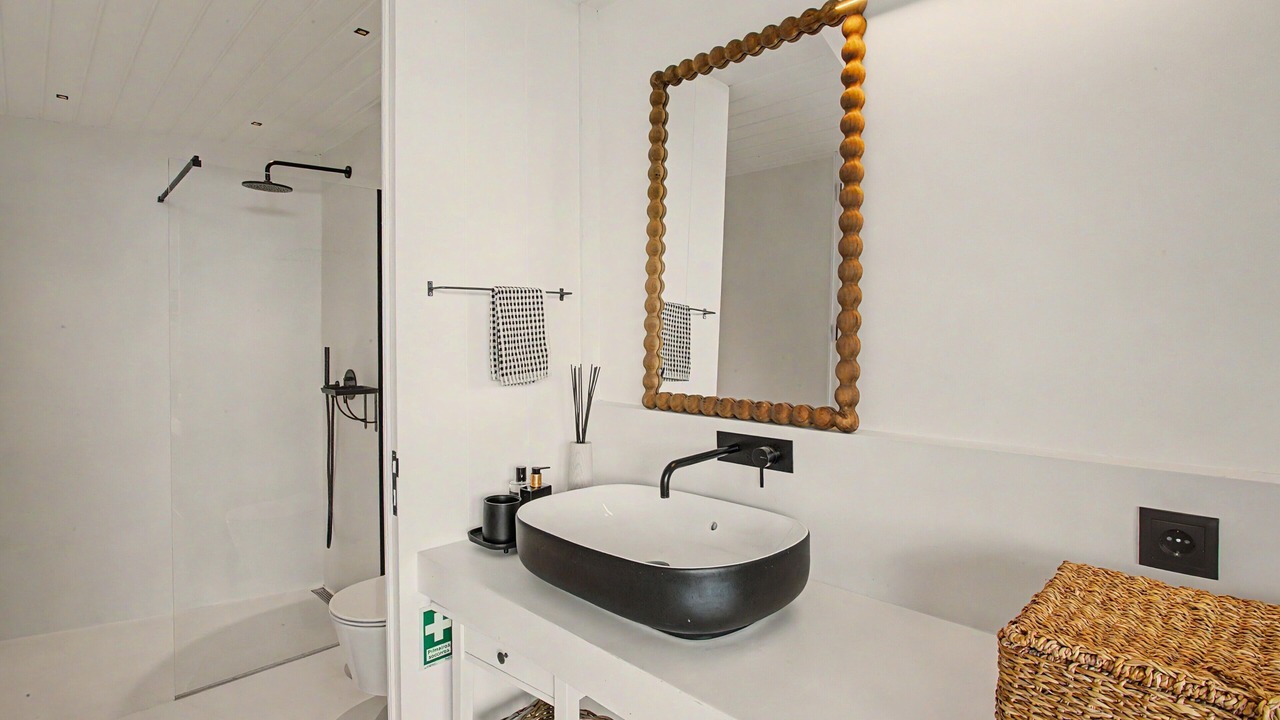 Photo of Bathroom in Canico