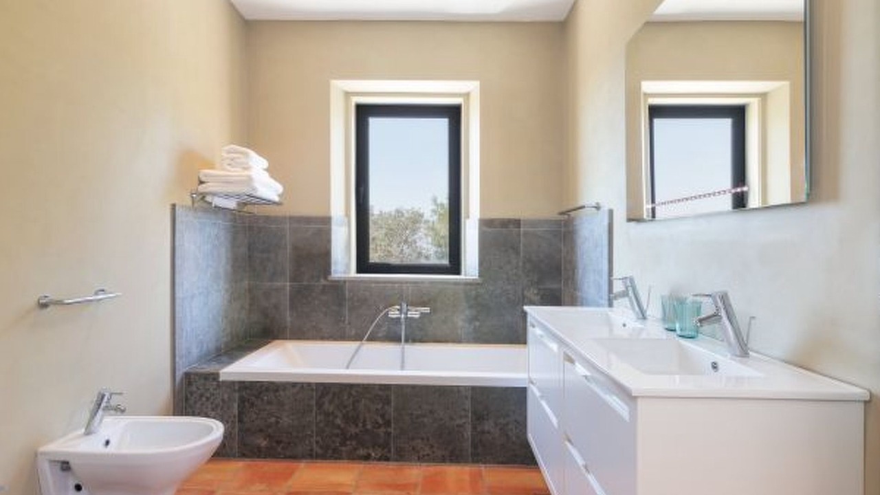 Photo of Bathroom in Alfeicao