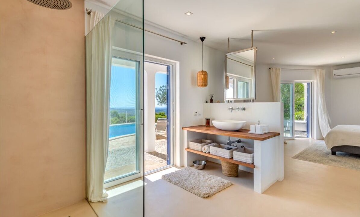 Photo of Bathroom in Alfeicao