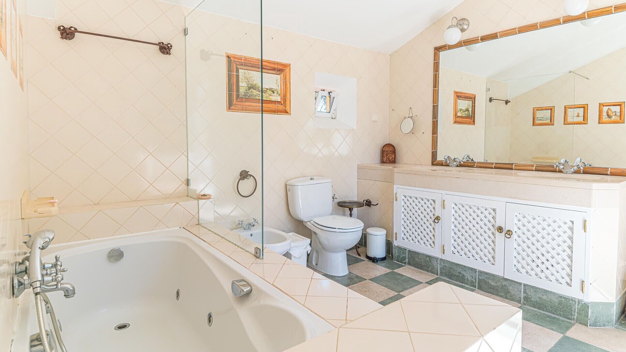 Photo of Bathroom in Colares