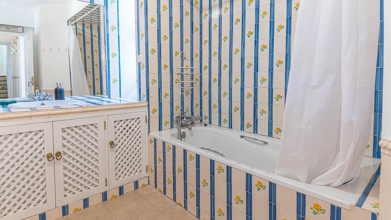 Photo of Bathroom in Colares