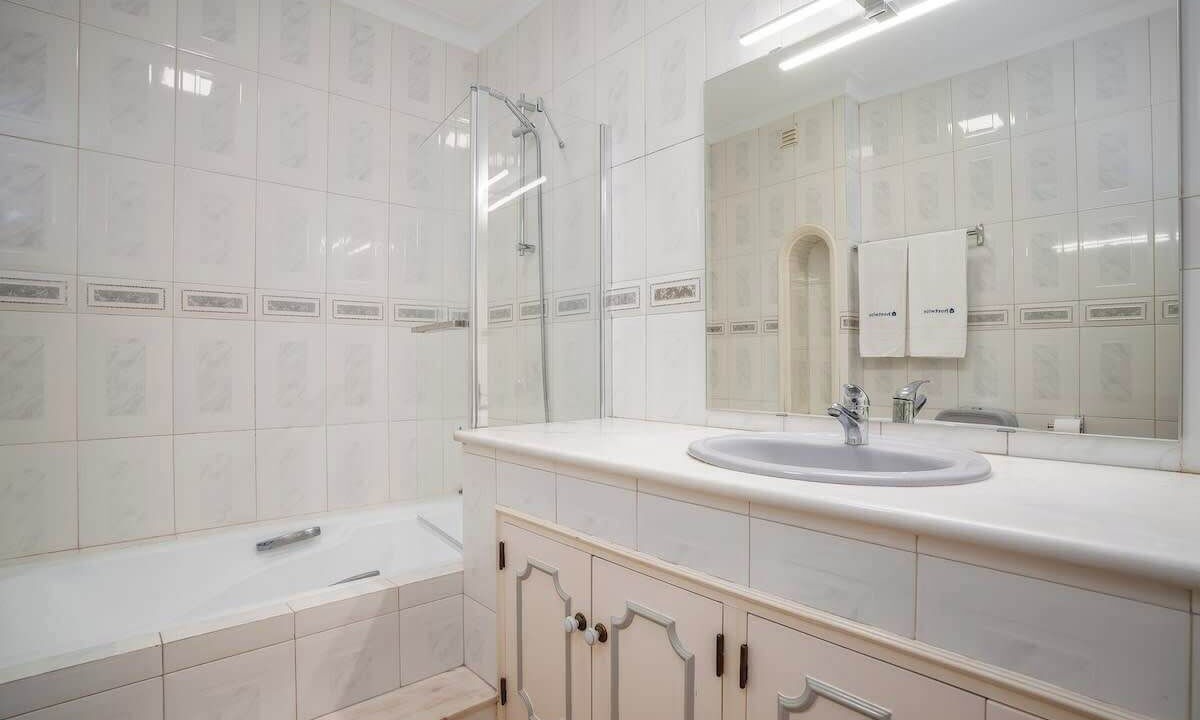 Photo of Bathroom in Lagoa e Carvoeiro
