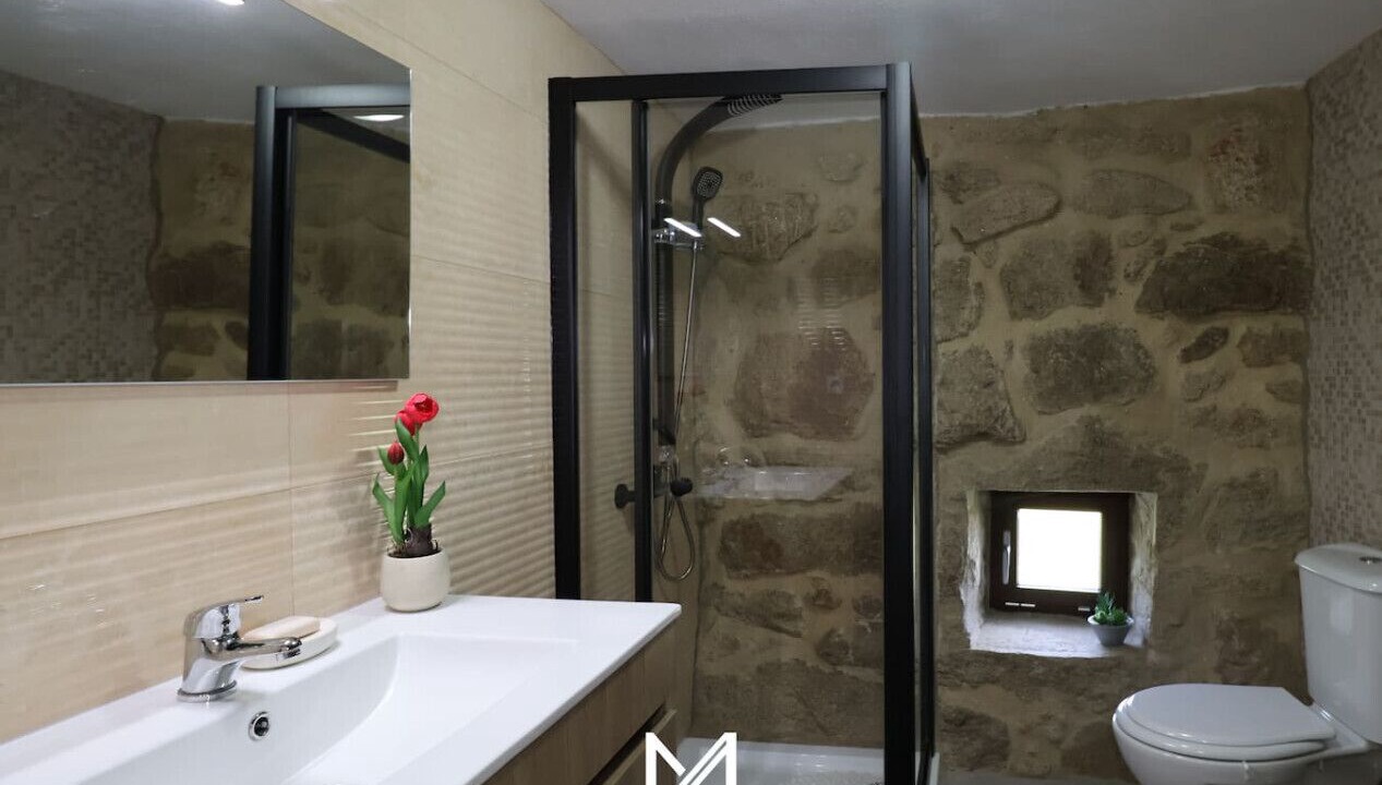 Photo of Bathroom in Tondela