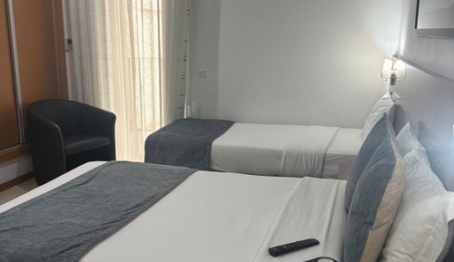 Edition Quadruple - 1 Double + 2 Twin Beds