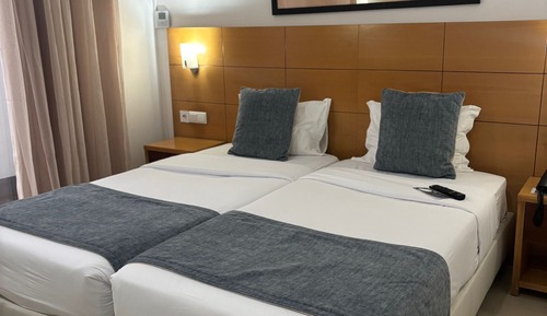 Deluxe Triple - 3 Twin Beds