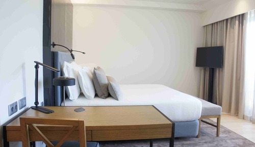 Family Room, 1 King Bed with Sofa bed, River View