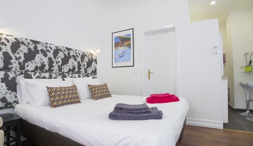 Design Apartment, 3 Bedrooms, Balcony, City View ( CH9 )