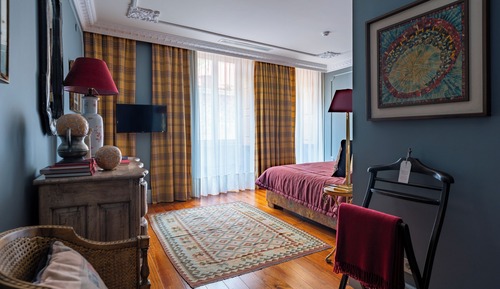 Suite, 1 Double Bed, Garden View, Corner