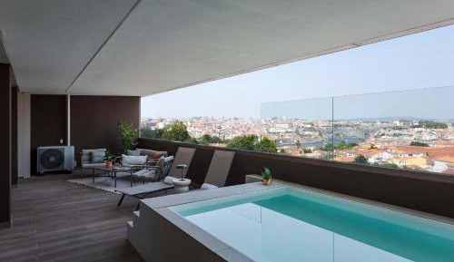 Two-Bedroom Deluxe Apartment with Balcony