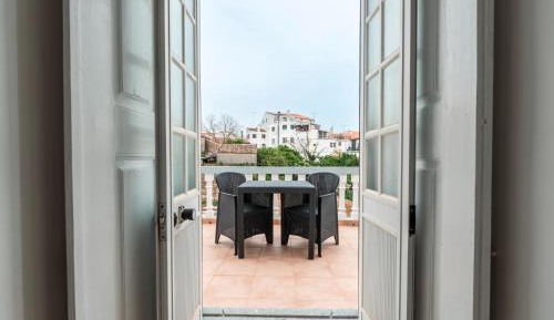 One-Bedroom Apartment with Balcony