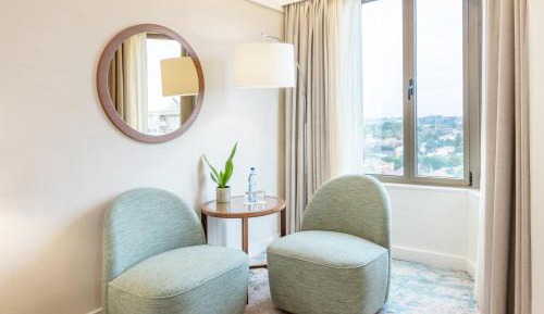 Junior Suite with One Queen Bed - Corner Room