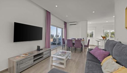 Two-Bedroom Deluxe Apartment with Balcony