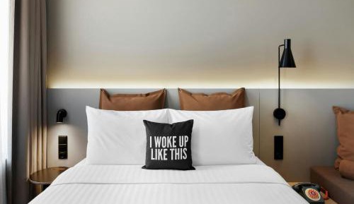 Moxy Queen Room