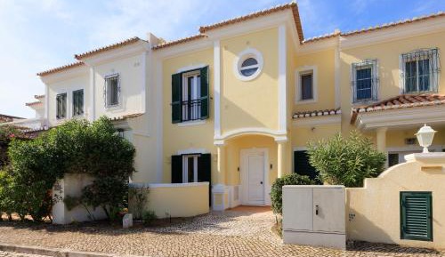 Superior Three-Bedroom Townhouse with Pool