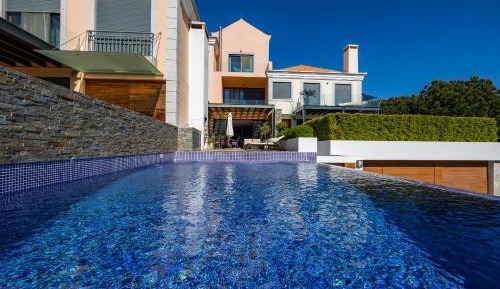 Deluxe Three-Bedroom Townhouse with Pool 