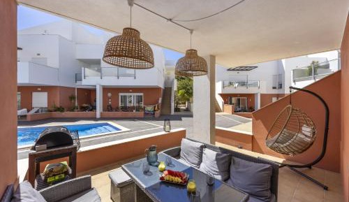 Apartment with Pool View 