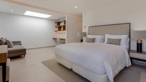 Four-Bedroom Apartment with Terrace