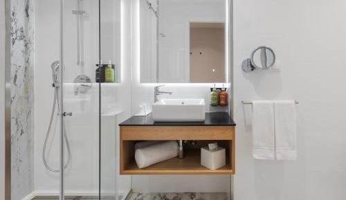 Premium Queen Room with Balcony and Pool View - Accessible