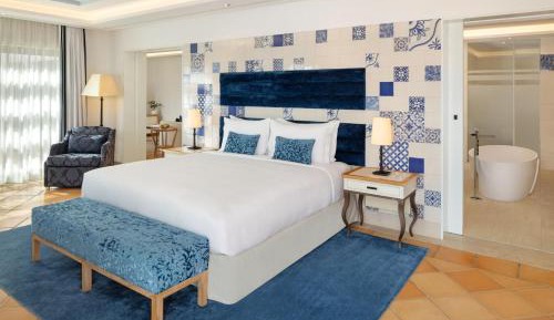 One-Bedroom Queen Suite with Balcony - Top Floor