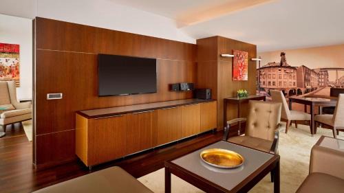 Executive Suite, Club Lounge and Spa access level, 1 King