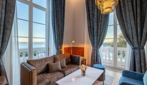 King Suite with River View 