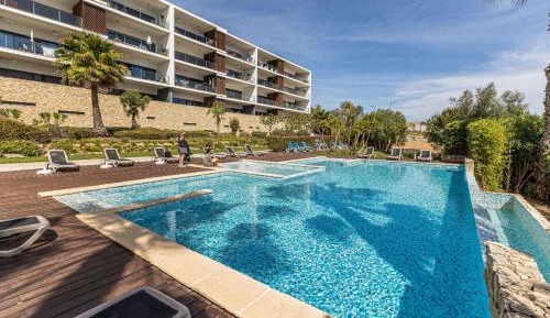 Apartment with Pool View 