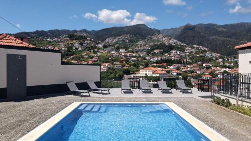 Apartment with Mountain View