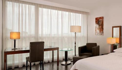 Premium Deluxe, Guest room, 1 Queen, Mid floor