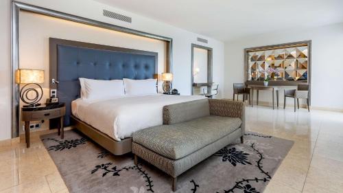 Grand Deluxe King Suite with Pool View