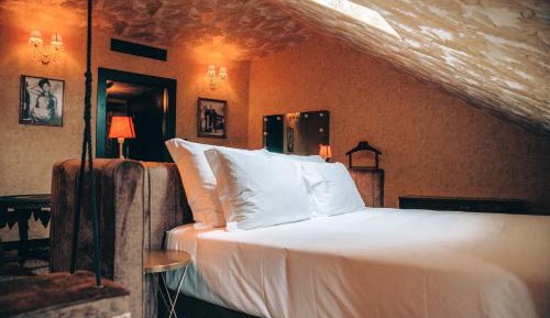Suite with Steam Shower