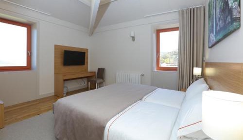 Deluxe Double or Twin Room with Mountain View