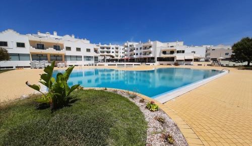 Apartment with Pool View 