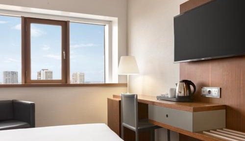 Queen Room with City View - Non-Smoking