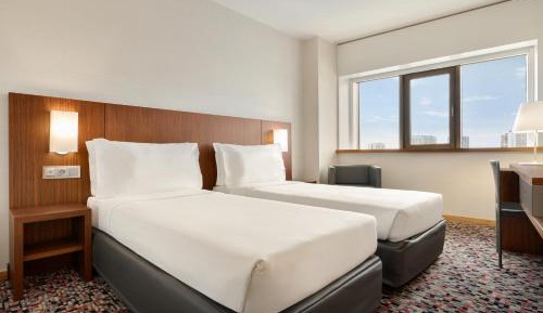 Twin Room with City View - Non-Smoking