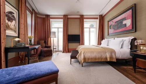 Suite with Square View