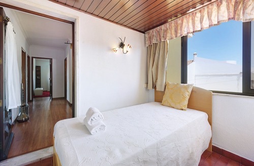 Cascais House | Vacation Home 'Akademia House' with Pool, Garden & Wi-Fi