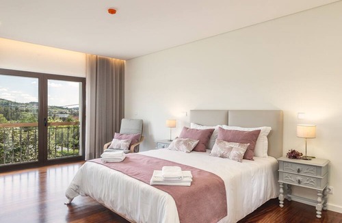 Pevidem House | 6-bed House - Sleeps 12 - Pool, Bbq, Pool Table