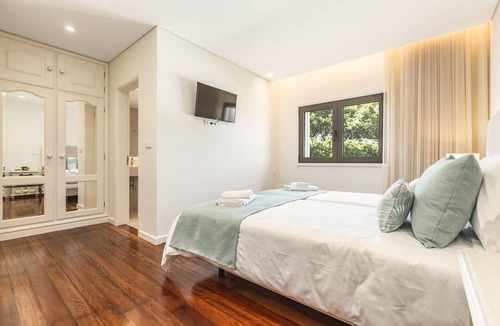 Pevidem House | 6-bed House - Sleeps 12 - Pool, Bbq, Pool Table