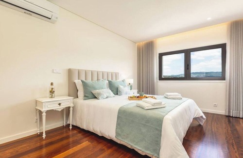 Pevidem House | 6-bed House - Sleeps 12 - Pool, Bbq, Pool Table