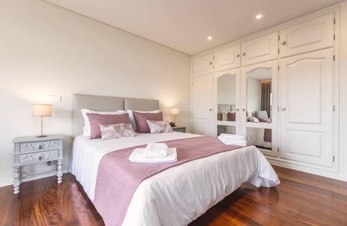 Pevidem House | 6-bed House - Sleeps 12 - Pool, Bbq, Pool Table