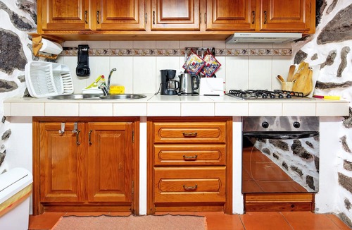 Calheta de Nesquim House | Holiday Home 'Adega Velha' with Sea View, Private Garden and Wi-Fi
