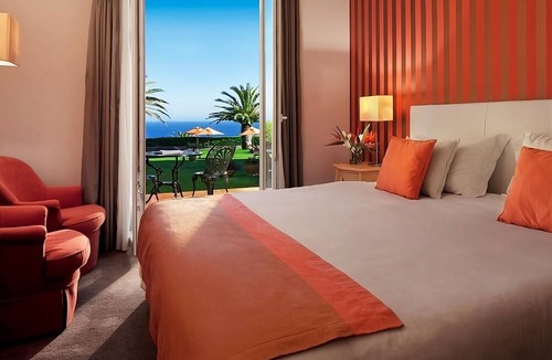 Quinta da Marinha House | Quiet Oasis! On-site Restaurant and Bar, Minutes to Manuel Possolo Hippodrome!