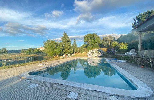 Vila Ruiva Cottage | 19th Centry Farmhouse Getaway - Sleep 12-14 W/pool