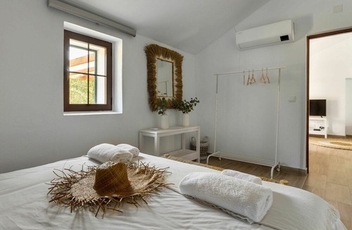 Sao Martinho Villa | Cosy apartment in villa for 7 people with pool, WIFI, A/C, TV, terrace and parking