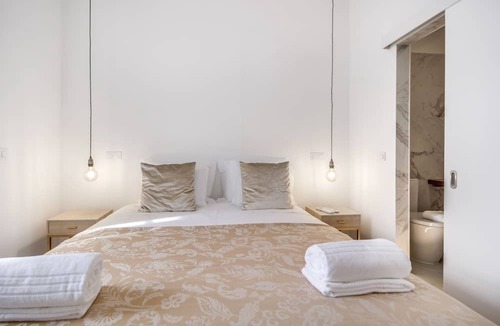 Sao Sebastiao da Pedreira House | Saldanha Pool & Garden